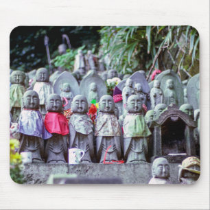 Rader med små Jizo-munk-statyer med biber - Japan Musmatta
