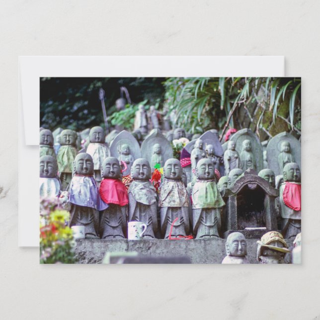 Rader med små Jizo munk-statyer med bibs - Japan Inbjudningar (Framsida)