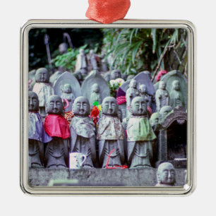 Rader med små Jizo munk-statyer med bibs - Japan Julgransprydnad Metall