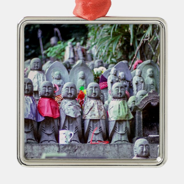 Rader med små Jizo munk-statyer med bibs - Japan Julgransprydnad Metall (Framsidan)