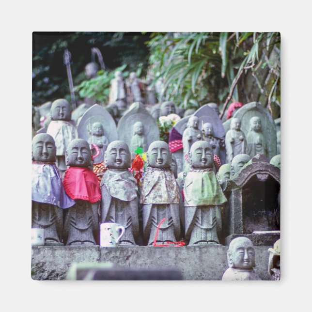 Rader med små Jizo munk-statyer med bibs - Japan Magnet (Framsidan)