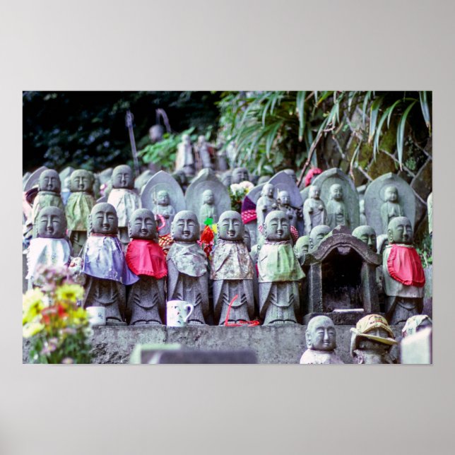 Rader med små Jizo munk-statyer med bibs - Japan Poster (Framsidan)