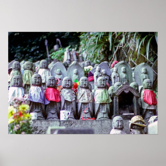 Rader med små Jizo munk-statyer med bibs - Japan Poster (Framsidan)