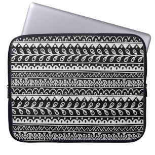 Rader med svarta och vita klotter-mönster laptop sleeve