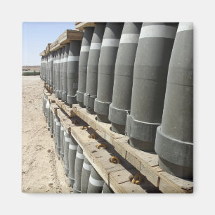 Rader på ammunition staplas och förbereds magnet