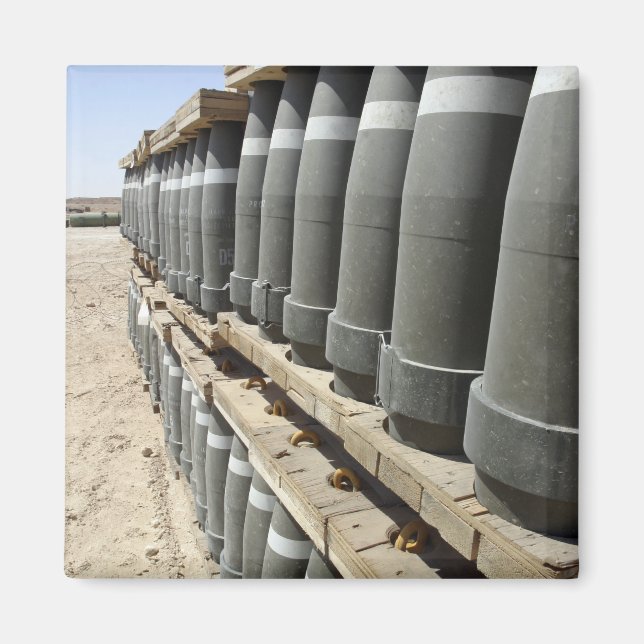 Rader på ammunition staplas och förbereds magnet (Framsidan)