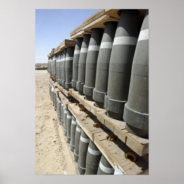 Rader på ammunition staplas och förbereds poster (Framsidan)