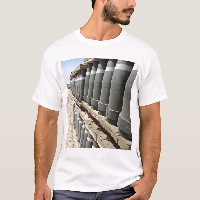 Rader på ammunition staplas och förbereds tee (Framsida)