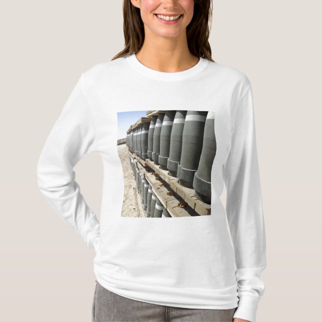 Rader på ammunition staplas och förbereds tee shirt (Framsida)