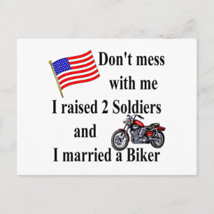 Raderade två Soldiers Married en Biker Vykort