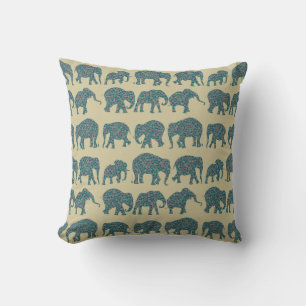 Raderna Paisley Elephants, Beige Pillow eller Cush Kudde