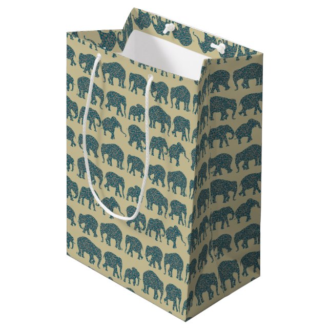 Raderna Paisley Elephants på Beige Medium Gift Bag (Framsidan Vinklad)