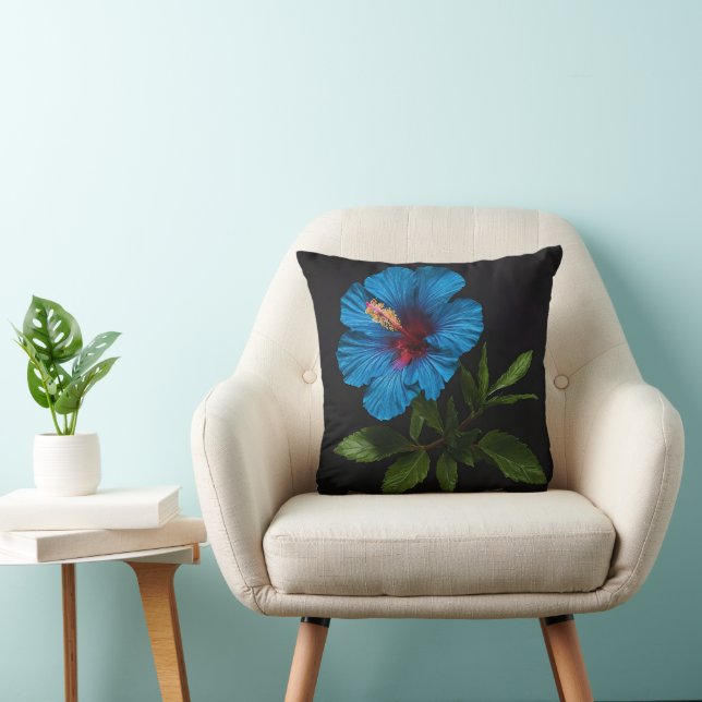 "Radiant Blue: Hibiscus Flower against on Black Kudde (Stol)