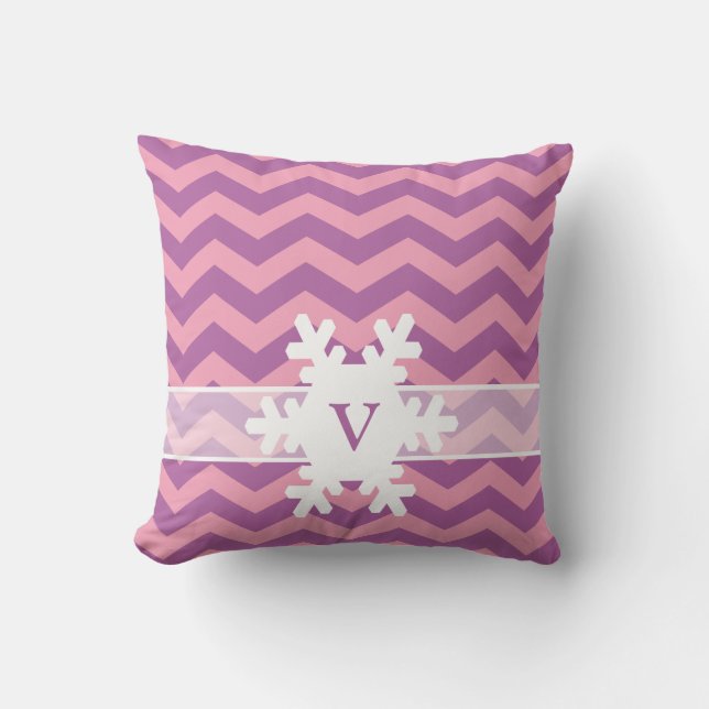 Radiant Frosted Orchid Chevrons with Snowflake Kudde (Framsida)