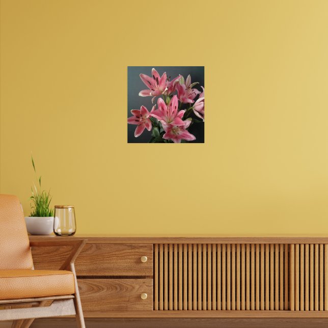 Radiant Grace: Rosa Lilies i Bloom Poster (Vardagsrum 2)