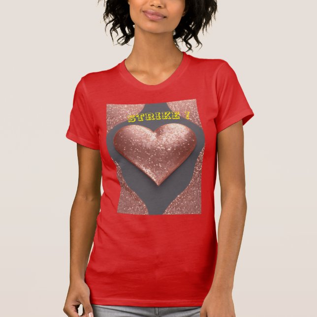 "Radiant Kärlek: "Strejka" Golden Heart Design på  T Shirt (Framsida)