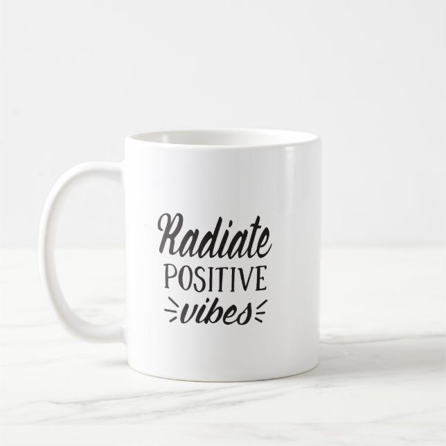 Radiate Positive Vibes Typography Kaffemugg (Vänster)