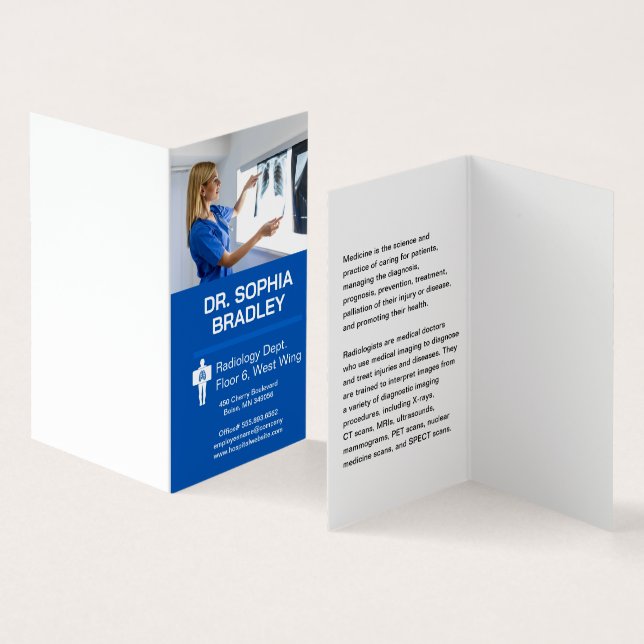 Radiolog som undersöker röntgenröntgen för patient visitkort (In- och utsida)