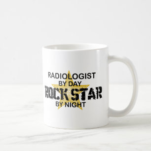Radiologistrockstjärna vid natt kaffemugg