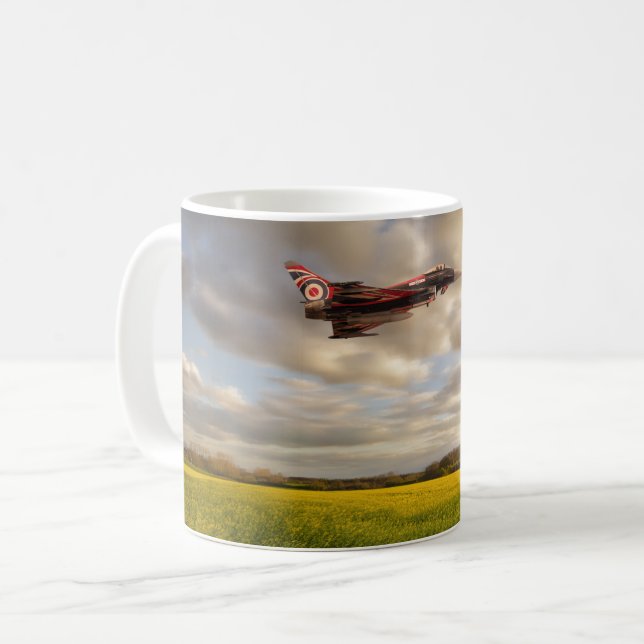 RAF Typhoon Eurofighter jet som flyger över raps c Kaffemugg (Framsida vänster)