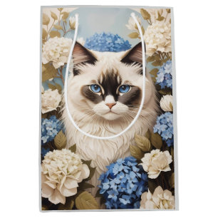 Ragdoll-katter med blå Hydrangea-blommor
