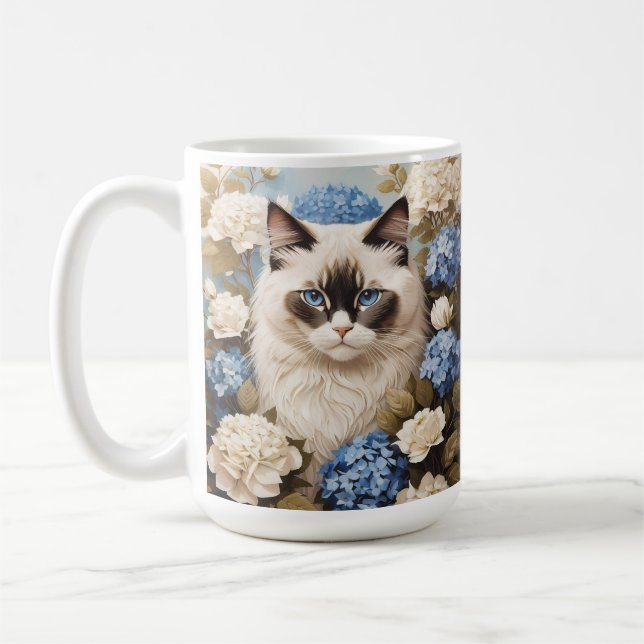 Ragdoll-katter med blå Hydrangea-blommor Kaffemugg (Vänster)