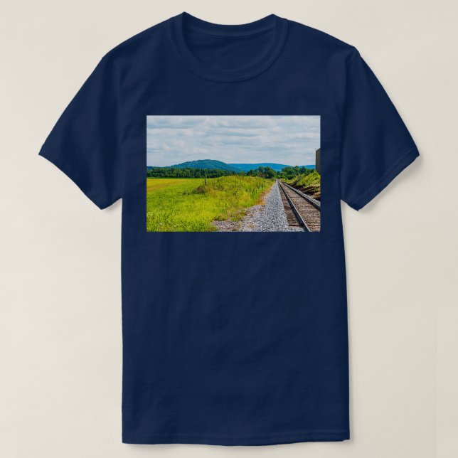 Railroad Tracks and Mountains in Gettysburg PA T Shirt (Design framsida)