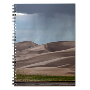 Rain på Underbara Sand Dunes Anteckningsbok Med Spiral