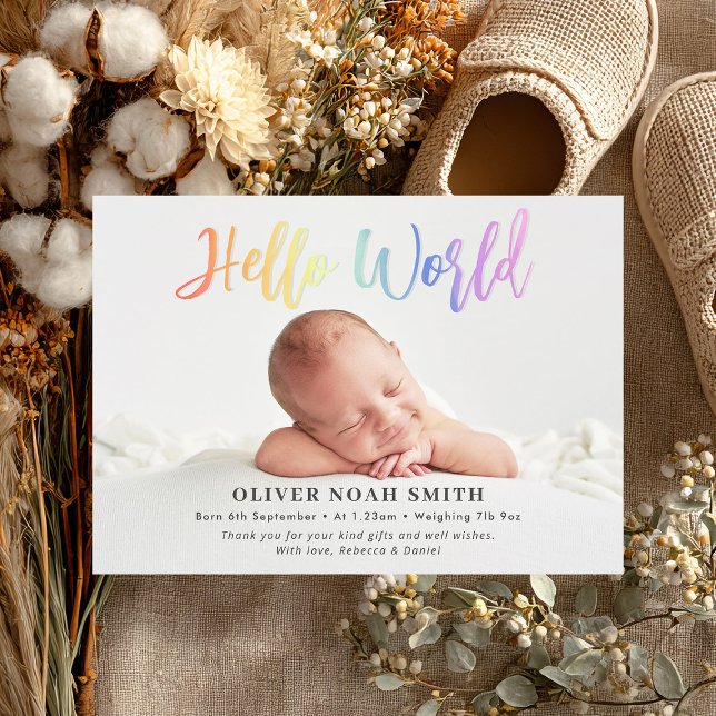 Rainbow Baby Birth Announcement Hej World Meddelande (Celebrate your newborn’s arrival with this vibrant "Hello World" birth announcement card.)