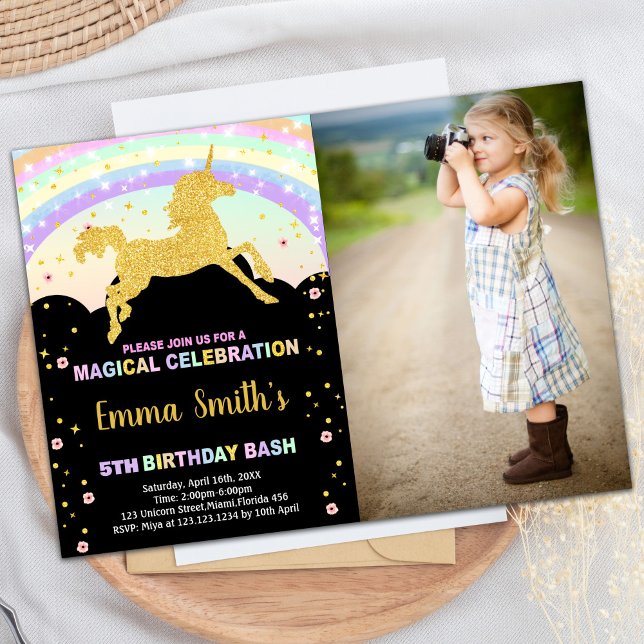 Rainbow Black Unicorn Birthday-inbjudningar med fo Inbjudningar (Rainbow Black Unicorn Birthday Invitations w photo)