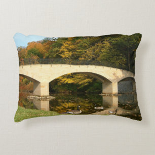 Rainbow Bridge i Fall på Grove City College Prydnadskudde