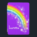 Rainbow bright lila Flickor vid namn ipad cover iPad Mini Skydd<br><div class="desc">Perfekt för att skydda dina barnflickor i skärm. Lägg till ditt namn i det här ipad-fallet. För närvarande läser Loretta. Det ursprungliga,  ljusa regnbågsgrafiken fodral är designat av Sarah Trett.</div>