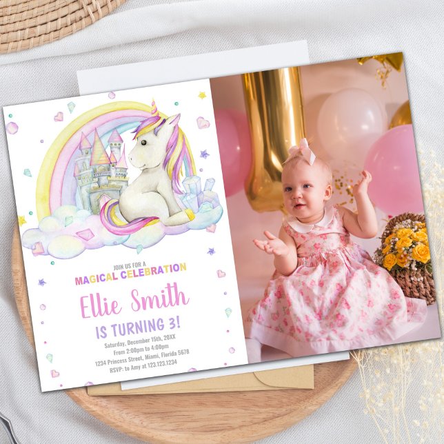 Rainbow Castile Unicorn-inbjudningar med foto Inbjudningar (Rainbow Castile Unicorn Invitations with photo)