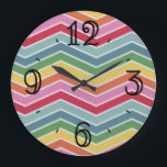 Rainbow Chevrons Colorful Stor Klocka<br><div class="desc">Ett lysande regnbågsschevron mönster med vita klocknummer gör att du får en aning färg hemma eller på kontoret.</div>
