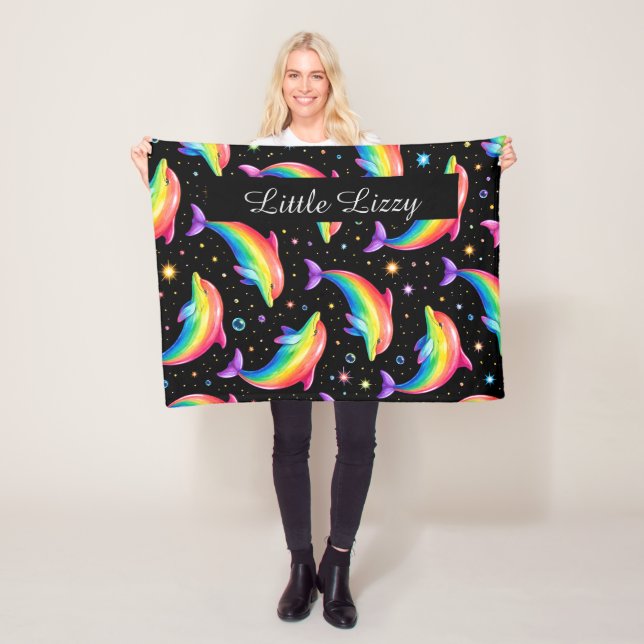 Rainbow Dolphin Fleece Blanket – Kids Custom Name (På plats)