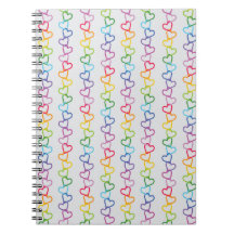 Rainbow färgad länkade kärlek hjärtan på vitt