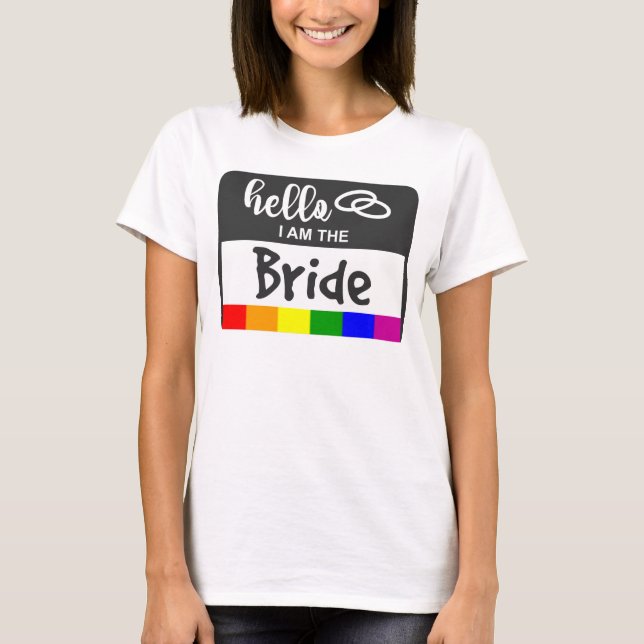 Rainbow Flagga Bröllop Hej Namn Badge for Bride T Shirt (Framsida)