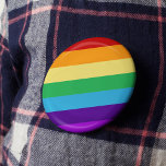 Rainbow flagga knapp<br><div class="desc">Ljusa färger av regnbågen för att fira ditt pride,  eller bara din lycka!</div>