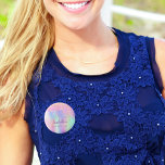 Rainbow glitter rosa namn monogram  knapp<br><div class="desc">För en Quinceañera,  15:e födelsedagsfesten. En giftig,  feminin regnbåge,  holografisk bakgrund i färgad i lila,  rosa,  ro guld och mynta grönt. Dekorerad med faux glitter drops,  färgdroppstift. Anpassa och lägg till ett datum,  namn och 15 år.  Kan användas både som party favors eller namn bricka för gästerna.</div>