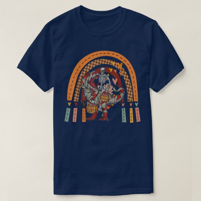 Rainbow Halloween Skeleton Riding Mummy Dinosaur T Shirt (Design framsida)