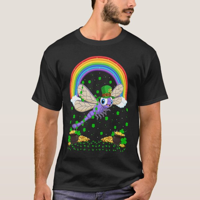 Rainbow Irish Shamrock Dragonfly St Patrick's Day T Shirt (Framsida)