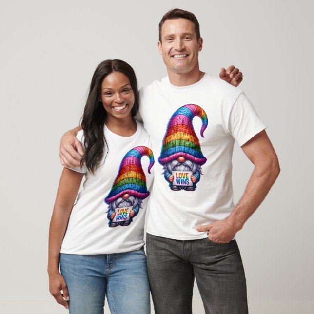 Rainbow Kärlek Wins Gnome T Shirt (Unisex)