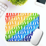 Rainbow LGBT Gay pride<br><div class="desc">Denna färgstarka skrivbordsmatta dekoreras med en vattenfärgad regnbågsbakgrund och Kärlek är Kärlek mönster i snyggtens vita typografi.</div>