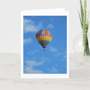 Rainbow Luftballong som flyger i Himmel Kort