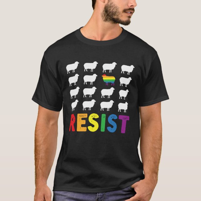 Rainbow Sheep In The Family A Proud Pride Month Mo T Shirt (Framsida)