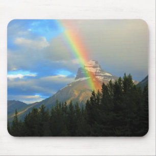 Rainbow & Stormy Himlar over Snowy Forest Mountain Musmatta