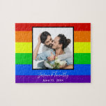 Rainbow Stripe LGBTQ - Ett par fotominnesdagar Pussel<br><div class="desc">Den här djärva regnbågspuseln på bröllop-årsdagen har ett anpassningsbar romantiskt foto på LGBTQ-förlovningen för ett homosexuellt par eller par av lesbisk som ger kärlek klara och färgstarka gåvor. Anpassa med namn och årsdag på randen rött,  orange,  gult,  grönt,  blått och lila.</div>