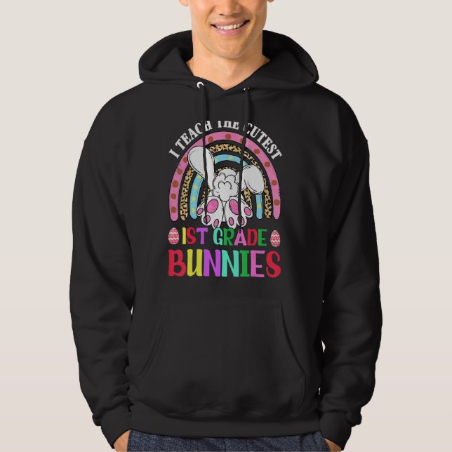 Rainbow Teacher I Teach Cutest 1st Klass Bunni Hoodie (Framsida)