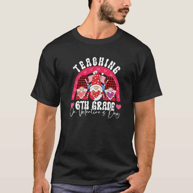 Rainbow Teaching 6TH GRADE On Valentine's Day Teac T Shirt (Framsida)