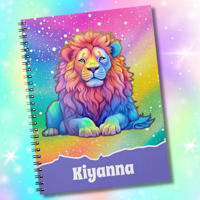Rainbow Watercolor Lejon med Faux Glitter Anpassni Anteckningsbok (A beautiful rainbow lion notebook features a "unicorn gradient" background and personalized text.)